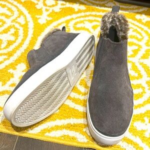 Gray Women’s size 10 Toms suede slip on platform sneaker